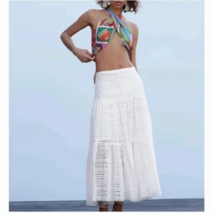 Vit långkjol zara - Såååå fin vit långkjol. Nypris var 700 🤍🤍🤍🩵🩵🩵