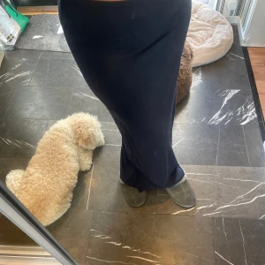 Marinblå maxikjol - Så snygg marinblå maxikjol från Ellos, nyskick i storlek 38/40!