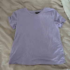 Lila t-shirt - Lila t-shirt aldrig använd från Monki, supermjukt material och fin färg