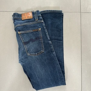 nudie jeans - ett par helt nya nudie jeans i mörkblåa. i modellen grim tim. ( slimfit)  hör av er vid frågor&bilder. 