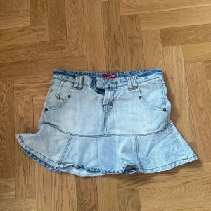 Jeans kjol - Så snygg jeanskjol köpt secondhand! Använd fåtal gånger om 