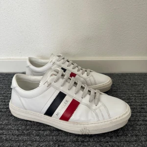 Moncler skor - ett par sjukt snygga moncler skor i färgen vit i storlek 41. skicket är bra 8,5/10. Hör av er vid frågor&bilder🤩