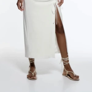 Sandaler med snörning  - Ett par sandaler som är super fina nu till sommaren! Långa band man snörar runt vristen. OBS! Det är inte de jag har på mig i sista bilden, jag har köpt två par och de jag säljer har prislapp kvar (bild 2). Box och dustbag tillkommer om man vill.