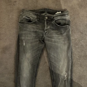Dondup Jeans - Säljer nu mina Dondup george skinny fit i storlek 32. Inköpta på NK i Göteborg och är i bra skick, 8/10. 