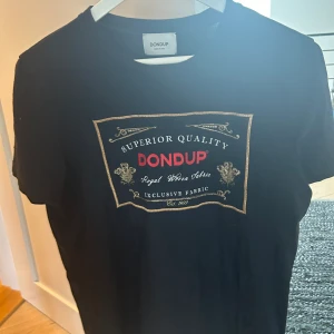 Dondup tshirt  - T shirt från Dondup i fint skick!💫🇮🇹 Storlek M