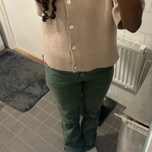 Gröna jeans - Snygga bootcut / Utvängda jeans från zara som inte längre säljs! Toppen skick💕 Storlek 38 men passar mig jättebra som brukar bära 34/36