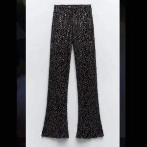 Glitter byxor  - Säljer mina byxor från Zara. Aldrig använda, men så snygga! Storlek M🫶🏻 Nypris 559kr 
