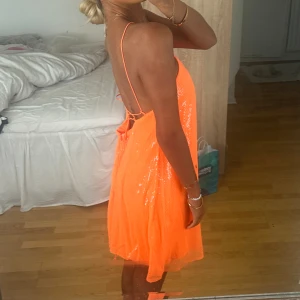 festklänning  - så häftig paljettklänning. köpte för fest en gång men kom aldrig till användning🧡 prisförslag 