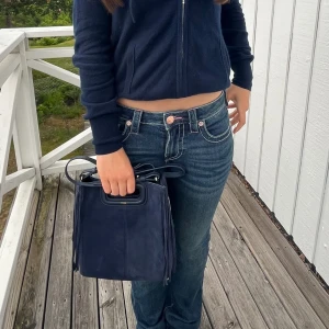 Mörkblå maje väska - Mörkblå maje väska i den stora modellen. Fint skick men täcken på användning syns. Skriv vid intresse. Pris kan diskuteras❤️❤️