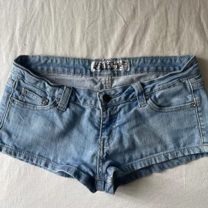 Lågmidjade jeansshorts - Säljer dessa lågmidjade jeansshorts eftersom att dem inte passade! Det står i att det är storlek M men jag har storlek M och dem är alldeles för små för mig så skulle säga storlek S💕💕 