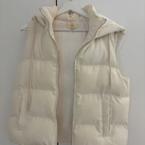 Väst - Vit väst, köpt på Zalando men från märket Chelsea.