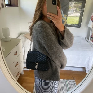Väska - Väska från Rebecka Minkoff, modellen ”Edie crossbody” i mörkgrå/svart. Några få slitningar men annars jättefin! Nypris 2700kr, säljer för 600kr. Hör av er för fler bilder💕