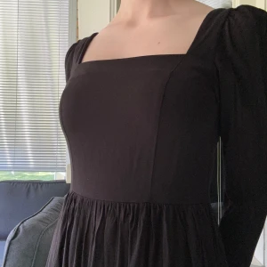 Svart långklänning  - The Maiden Maxi Dress från Skydance. Smått puffiga ärmar, otroligt mjukt och följsamt material (bomull och viskos). 3/4 ärmar, vilket gör att jag till sist gör mig av med den här klänningen och dess syster (en blommig version). Använd fåtal gånger 🌸✨