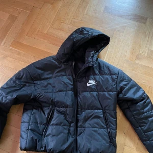 Nike vinter jacka  - En Nike vinter jacka som sällan har använts i storlek L. 
