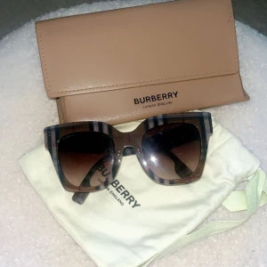 Burberry solglasögon  - Solglasögon från burberry. Köpa på NK i Stockholm 2023. Knappt använda, inga defekter. Kvitto, dustbag, boxarna tillkommer! 🌸
