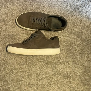 Grå Arigatos storlek 44  - Gråa arigatos stolek 44 1 år gammla bra skick