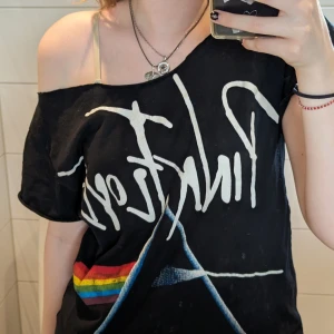 Pink Floyd tshirt - Avklippt i halsen och ärmarna för att skapa en snygg off the shoulder look! 