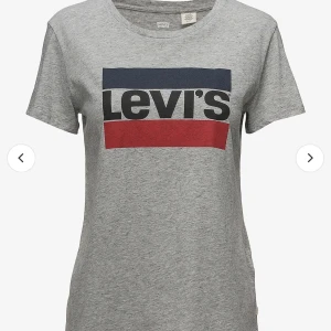 Levis tröjor - Två levis t-shirts i dammodell. Den första är storlek xs och den andra xxs. Bra skick och knappt använda. 250kr för båda.