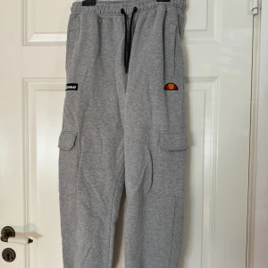 Sweatpants från Ellesse - Mjukisbyxor från Ellesse köpt för ca 750kr. Använda typ 3 gånger. Storlek 38 men små i storleken mer åt 36 skulle jag säga. 