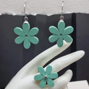 Handgjorda örhängen och ring set - ♡ Material: Rostfritt stål  och ett träd. Stommen är ca 6mm i diameter, men kan göras mindre eller större, efter behov.  Mått på plattan 3cm(blomma), örhängen-5cm
