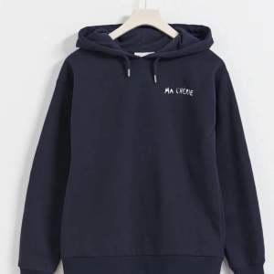 Jag säljer min hoodie från Gina Young pågrund av att den inte kommer till användning. Den är använd ett fåtal gånger. Det har lossnat en metall bit från snöret men det är inget man tänker på. Pris går att diskuteras💗