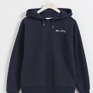 Hoodie - Jag säljer min hoodie från Gina Young pågrund av att den inte kommer till användning. Den är använd ett fåtal gånger. Det har lossnat en metall bit från snöret men det är inget man tänker på. Pris går att diskuteras💗