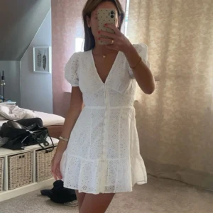 Vit klänning - Jättesöt vit klänning ifrån Ginatricot!💗Passar perfekt nu till antingen avslutning/student eller midsommar🌸Den är slutsåld på hemsidan.