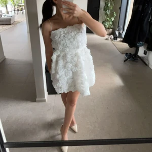 Klänning NA-KD x Lojsan Wallin - Helt ny superfin klänning. Helt oanvänd med lappar kvar! Säljer då den inte kommit till användning. Storlek 34 men passar även 36. Helt slutsåld på hemsidan