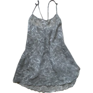 Tunn Klänning - Tunn vintage mesh klänning. Bredd är 46 cm och längd är 63 cm.