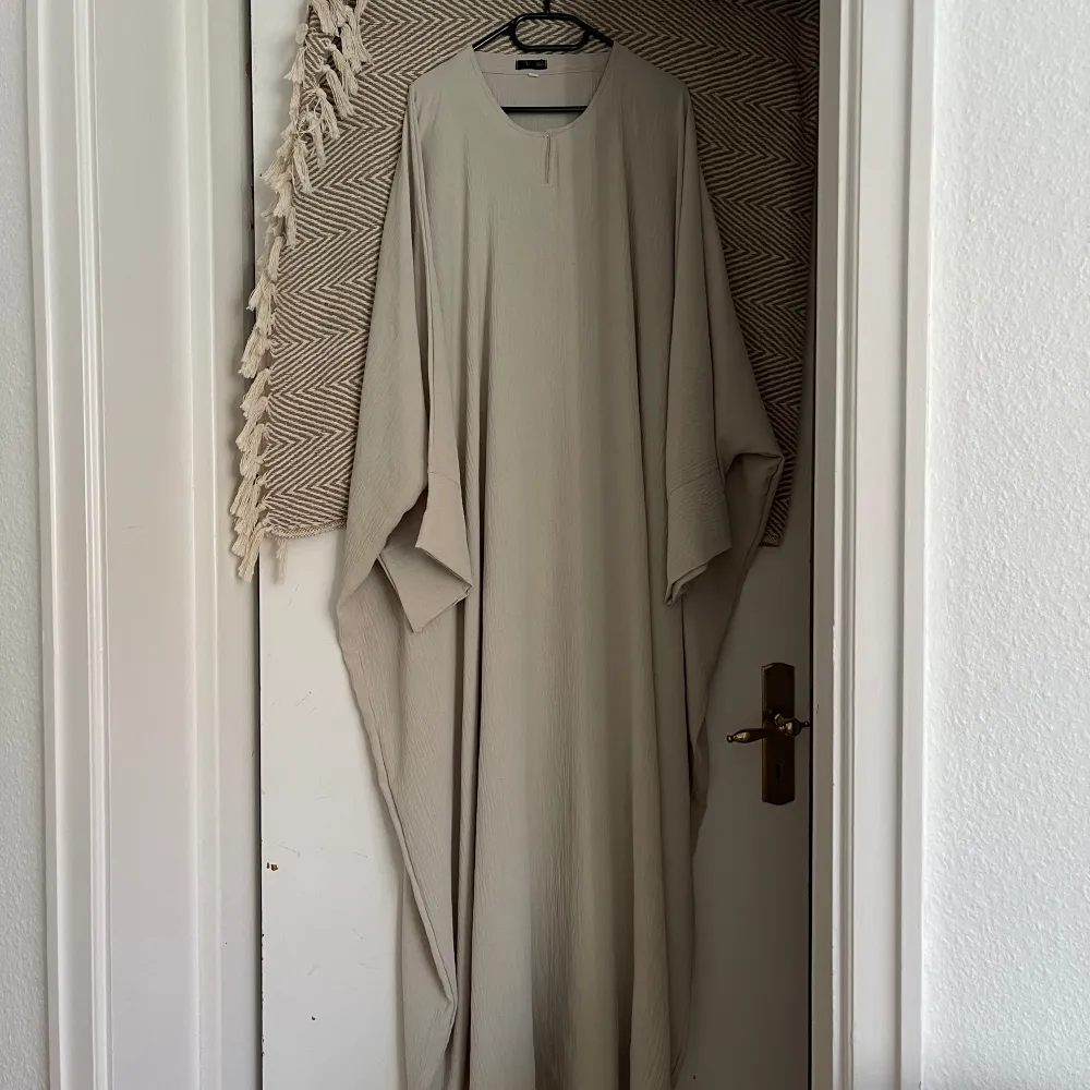  Säljer detta abaya/khimar-set i beige, storlek 60, köpt från Luudecollection. Nypris 600 kr, säljer för 480 kr. Använd endast en gång. Perfekt skick, precis som nytt. . Klänningar.