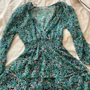Blommig klänning - Säljer denna jätte fina blommiga klänningen från Zara som inte längre finns på hemsidan. Stl S, använd ett fåtal gånger. Nypris 399, men väljer att sälja den för 120💘