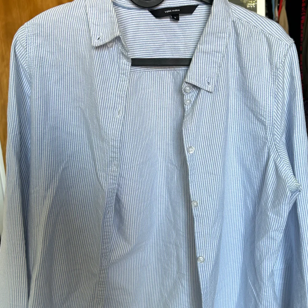 Randig skjorta från Veromoda i storlek S. . Skjortor.