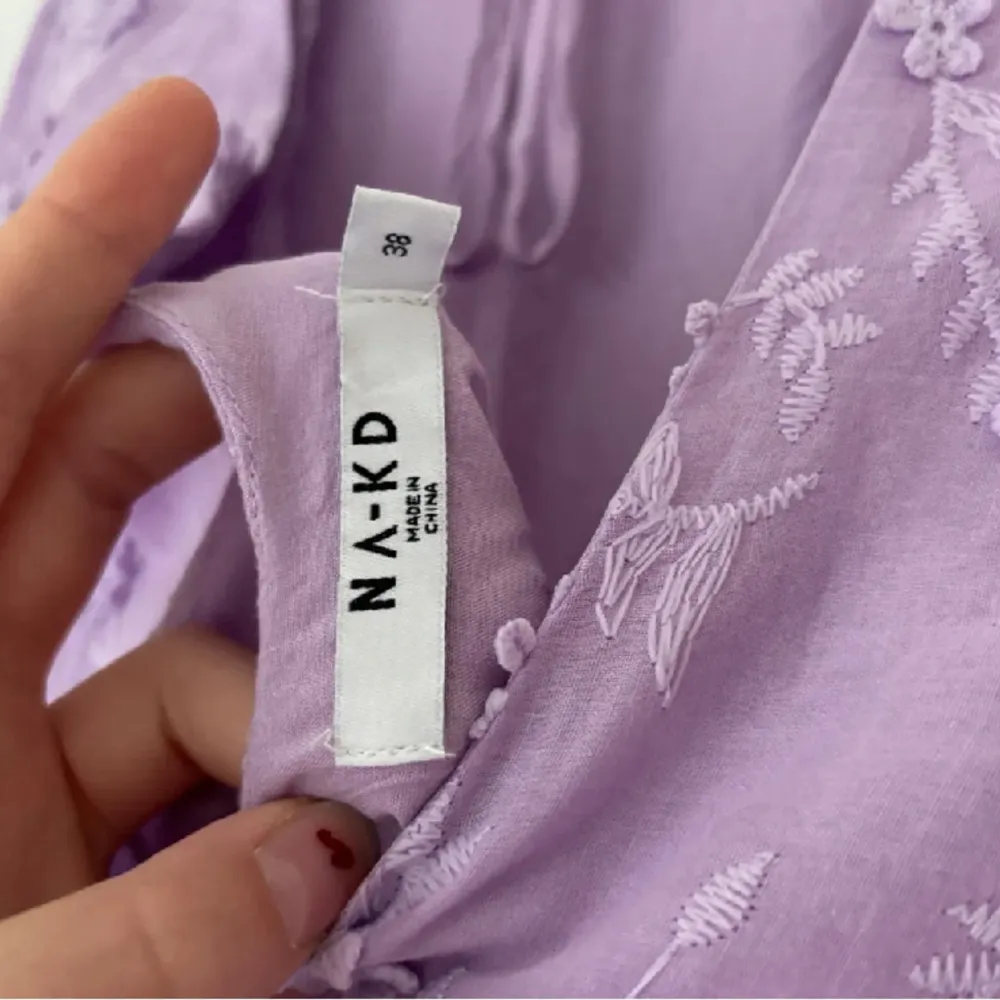Jättefin klänning från NA-KD 😍är storlek M men kan också funka för dig som vanligt vis har större storlek , skriv för mer information . Klänningar.