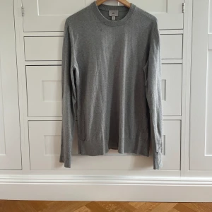 Grå stickad tröja - Grå stickad tröja | Bra skick 8.5/10 | Storlek: Large | Nypris: 400kr | Fraktar spårbart med Instabox eller PostNord | Hör av er vid funderingar | A&W fashion 