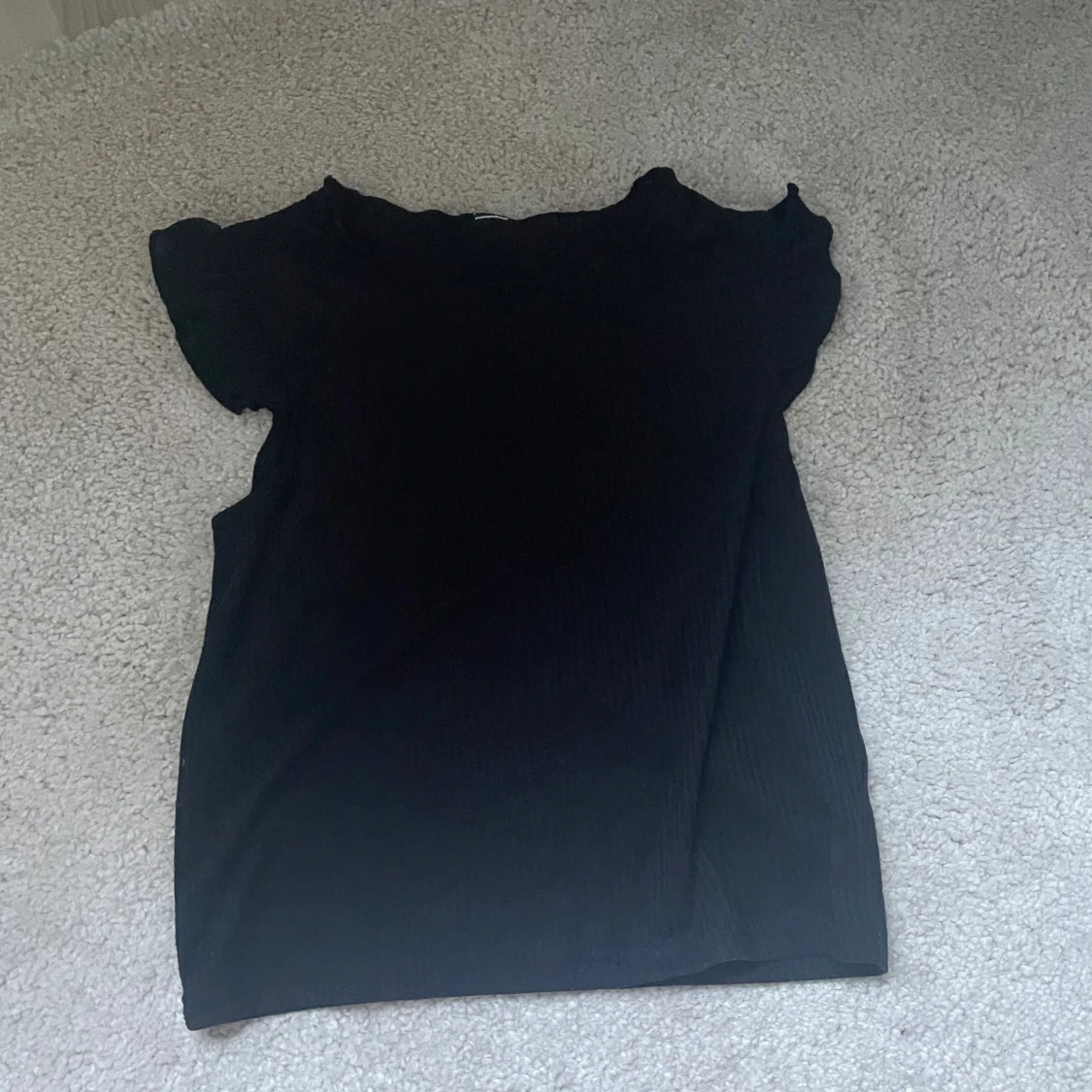 Svart tröja med lite volangärmar