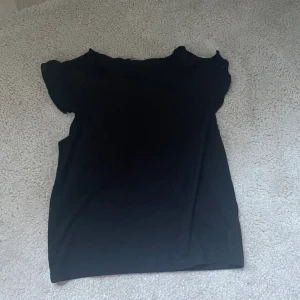 Svart tröja med lite volangärmar - Bra skick Säljer för den inte kommer till användning  Köpte second hand och vet ibte märke eller strl men passar mig som xs-s
