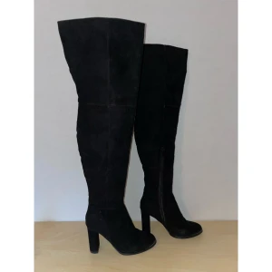 Nelly overknee boots, stl.39 - Knappt använda. Otroligt sköna och stabila att gå i. Jag är 1,74 cm.
