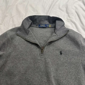 Ralph Lauren Half Zip - Grå zip up tröja, säljer pga att den inte passar. Jätte bra skick. Storlek M men passar som S. Tröjan är för män.