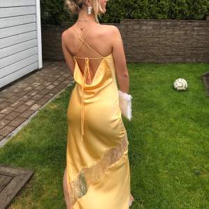 En superfin gul guldig klänning gom passar som finklänning eller till bal! 🌼 Jag är 164 och den passar perfekt på mig💛