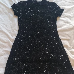 Klänning💓 - Jag säljer denna jätte fina klänning då jag har en liknande den är verkligen i super skick och passar till många tillfällen💓Nypris 599