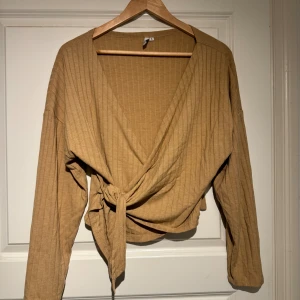 Omlottröja - Fin tröja från Nelly, knytning i sidan. Omlott. Storlek S men mer som M.