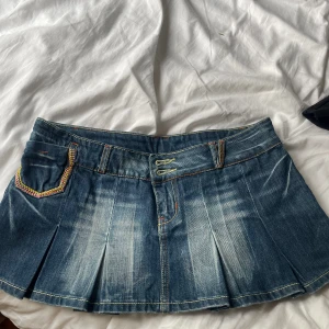 Jeanskjol - Såååå fin jeanskjol som inte kommer till användning. Midjemått 40cm rakt över och 27cm lång 