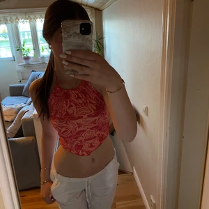 Rosa topp  - Jättesöt rosa topp i strl Xs-S🌸 Den är helt oanvänd, nyskick! Jag köpte toppen utomlands och vet därav inte exakt vilken butik den är från💗Pris kan diskuteras och det är bara att höra av dig vid frågor😚