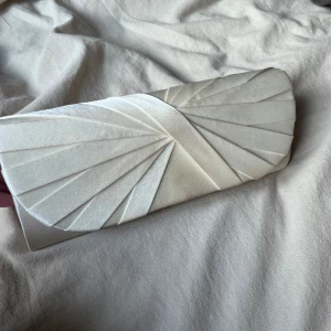 Handväska - Superfin väska till bal eller annat, finns tecken på användning men inget man tänker på. Om önskas kan jag skicka med oanvända hår accessoarer och vita handskar (något litet tecken på användning), om ni ex ska på bal eller liknande💞finns fler bilder