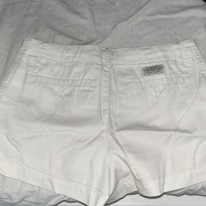Ralph Lauren shorts - Vita ralph lauren shorts i storlek 12 (xs). De är lite mer tyg material än jeans material men är jätte fina. Använt fåtal ggr om säljer för de blivit för små/ tajta