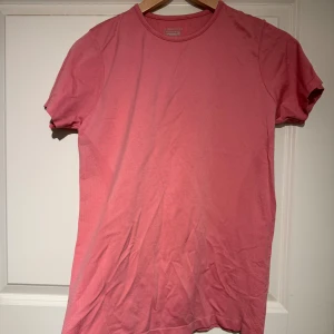 Tränings tröja - T-shirt i tränings material, från Dunnes på Irland. Inte alls mycket använd. 