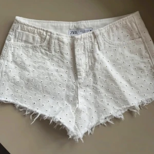 Jättefina shorts!! - Säljer dessa jättefina shortsen från zara! Bilderna är inte mina då jag köpte den här på Plick men dem passade tyvärr inte 💞