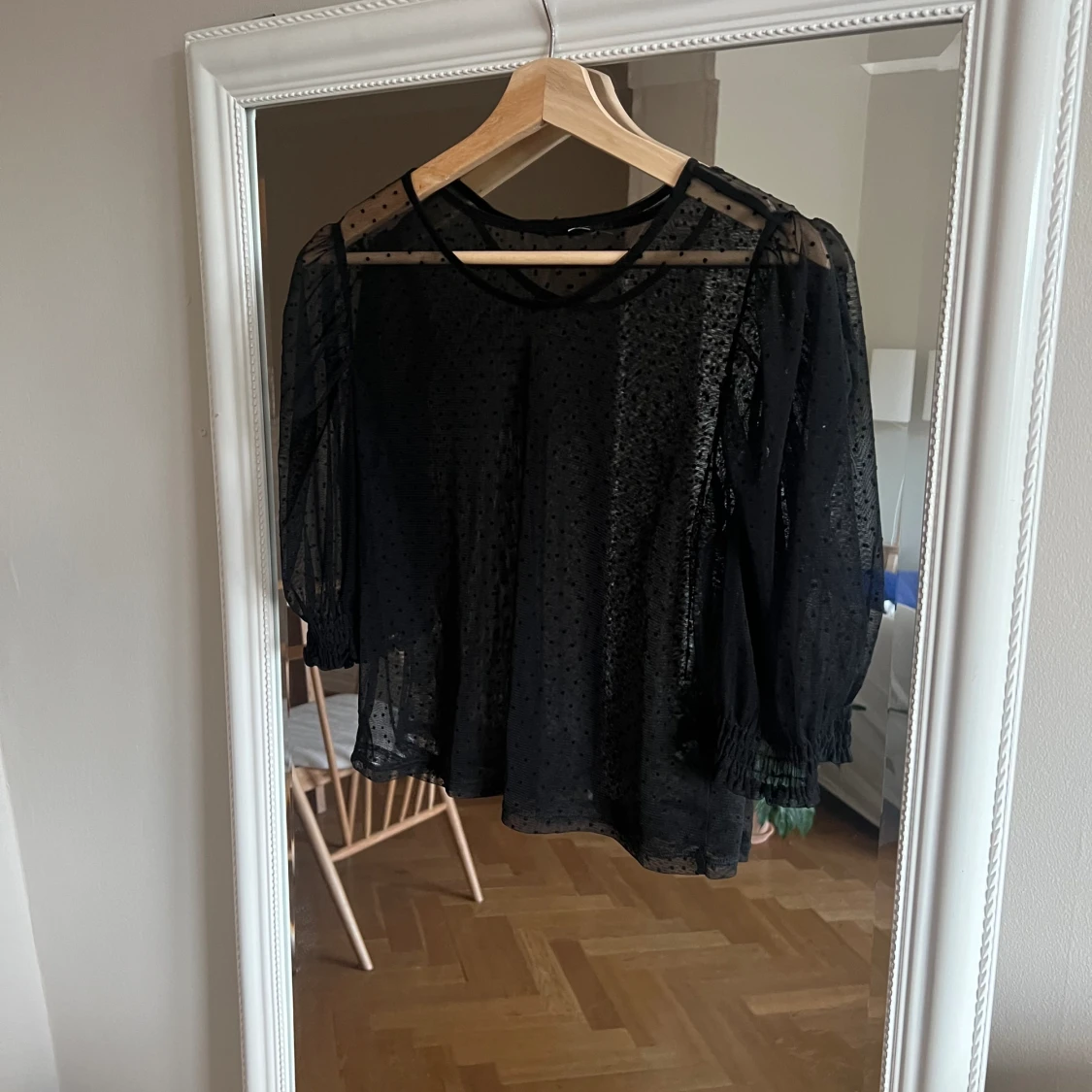 Prickig/ genomskinlig blus - 90