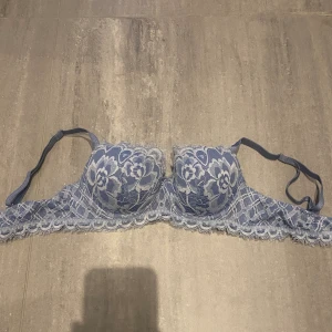 Bh från Intimissimi  - Säljer denna fina bh då den inte passar mig. Tror att den inte finns att köpa längre, alltså limited edition. Den är använd 1 gång så därför är den inte använd alls mycket och i bra skick. Storlek 75B