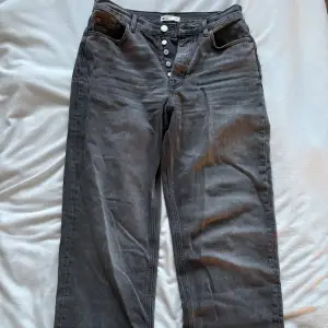 Supersnygga grå jeans från Gina Tricot! Använda men inga defekter, mid-high waist, storlek 38, midjemått 40 cm tvärsöver🫶🏼
